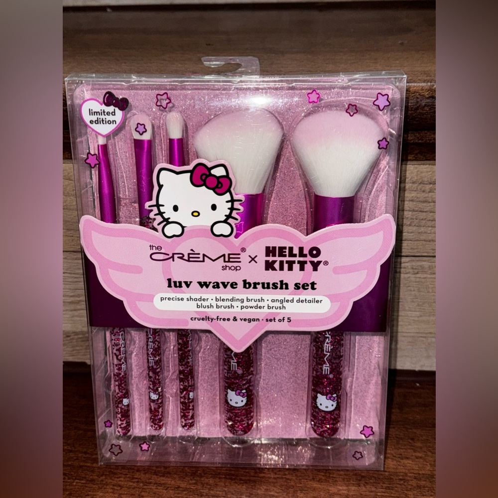 Cute 🥰 The Crème Shop x Hello Kitty Limited Edition Luv Wave Brush Set Of 5 Bru…